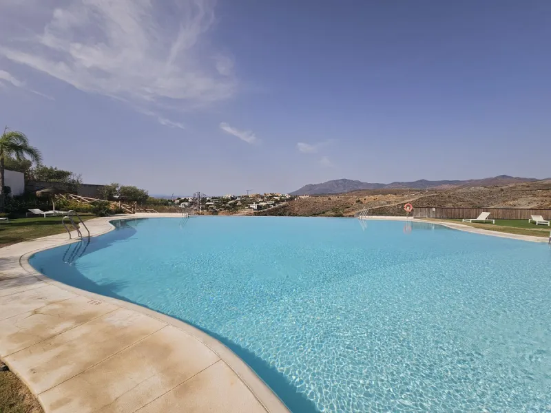 Apartment - Ground Floor Apartment в продаже в El Paraiso, Málaga. В доме 3 спален и 2 ванных комнат. Площадь дома 126 м²
