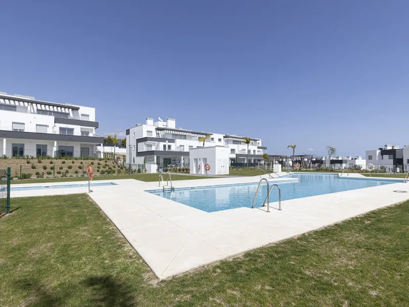 VALLE ROMANO BRAND NEW GARDEN APARTMENT - This recently handed over two bedroom garden apartment located in Habitat Valle Romano with private garden and terrace with master en-suite shower room, bedroom two, guest shower room, open plan living / dining an