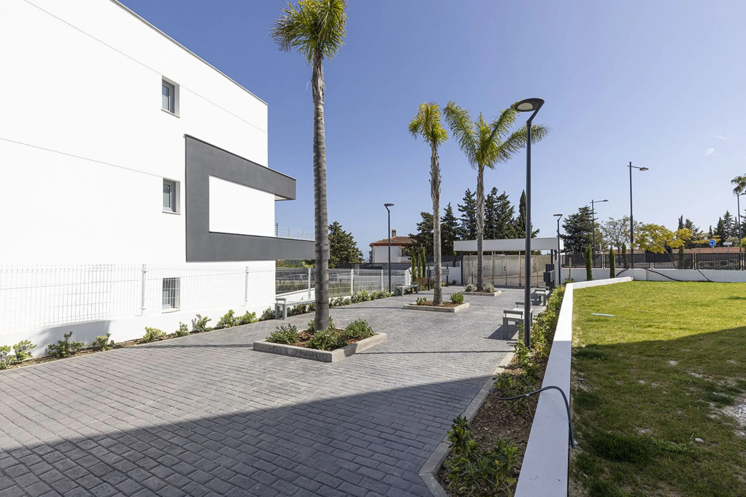 VALLE ROMANO BRAND NEW GARDEN APARTMENT - This recently handed over two bedroom garden apartment located in Habitat Valle Romano with private garden and terrace with master en-suite shower room, bedroom two, guest shower room, open plan living / dining an