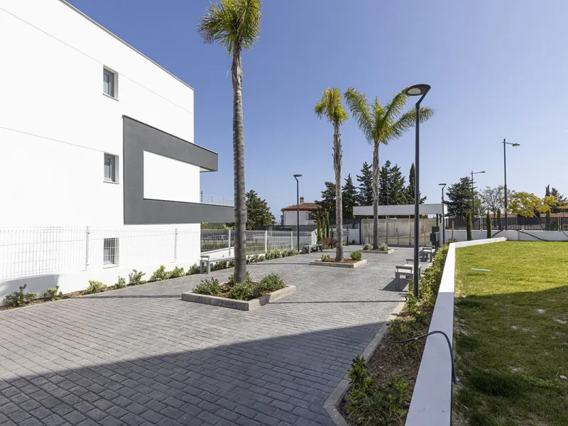 VALLE ROMANO BRAND NEW GARDEN APARTMENT - This recently handed over two bedroom garden apartment located in Habitat Valle Romano with private garden and terrace with master en-suite shower room, bedroom two, guest shower room, open plan living / dining an