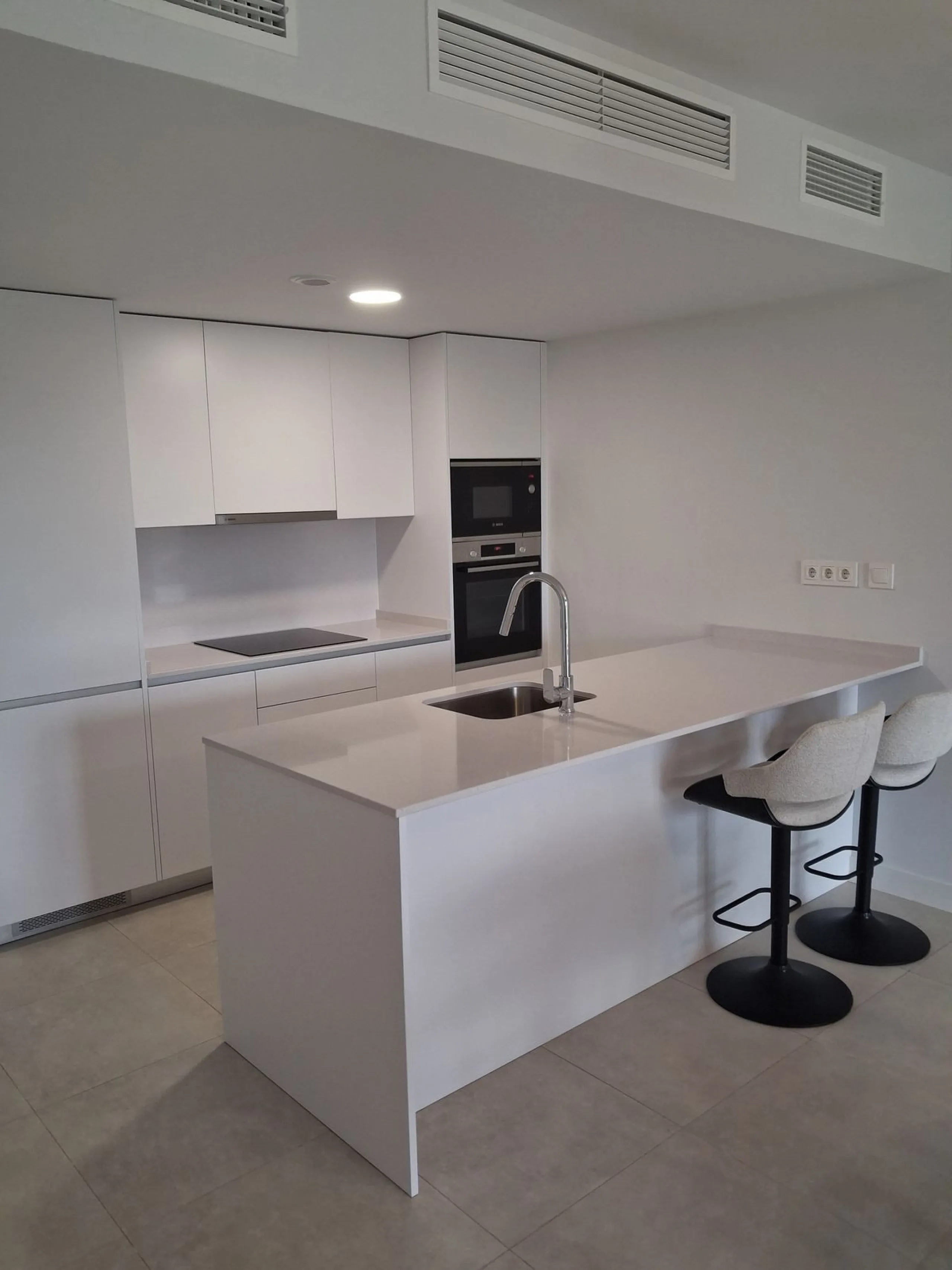 Apartment - Ground Floor Apartment в продаже в Estepona, Málaga. В доме 1 спален и 1 ванных комнат. Площадь дома 72 м². Площадь участка 27 м²