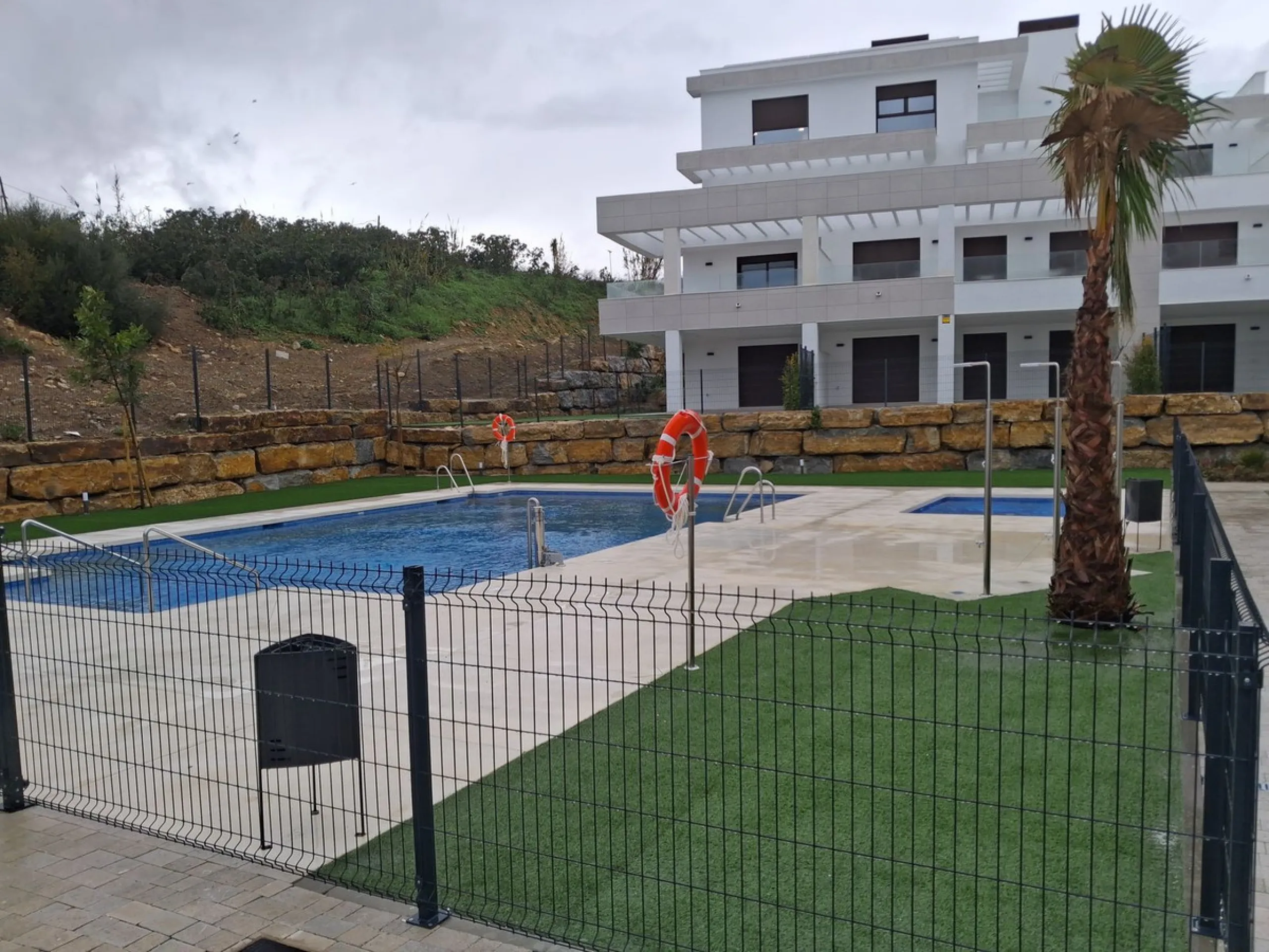 Apartment - Ground Floor Apartment в продаже в Estepona, Málaga. В доме 1 спален и 1 ванных комнат. Площадь дома 72 м². Площадь участка 27 м²
