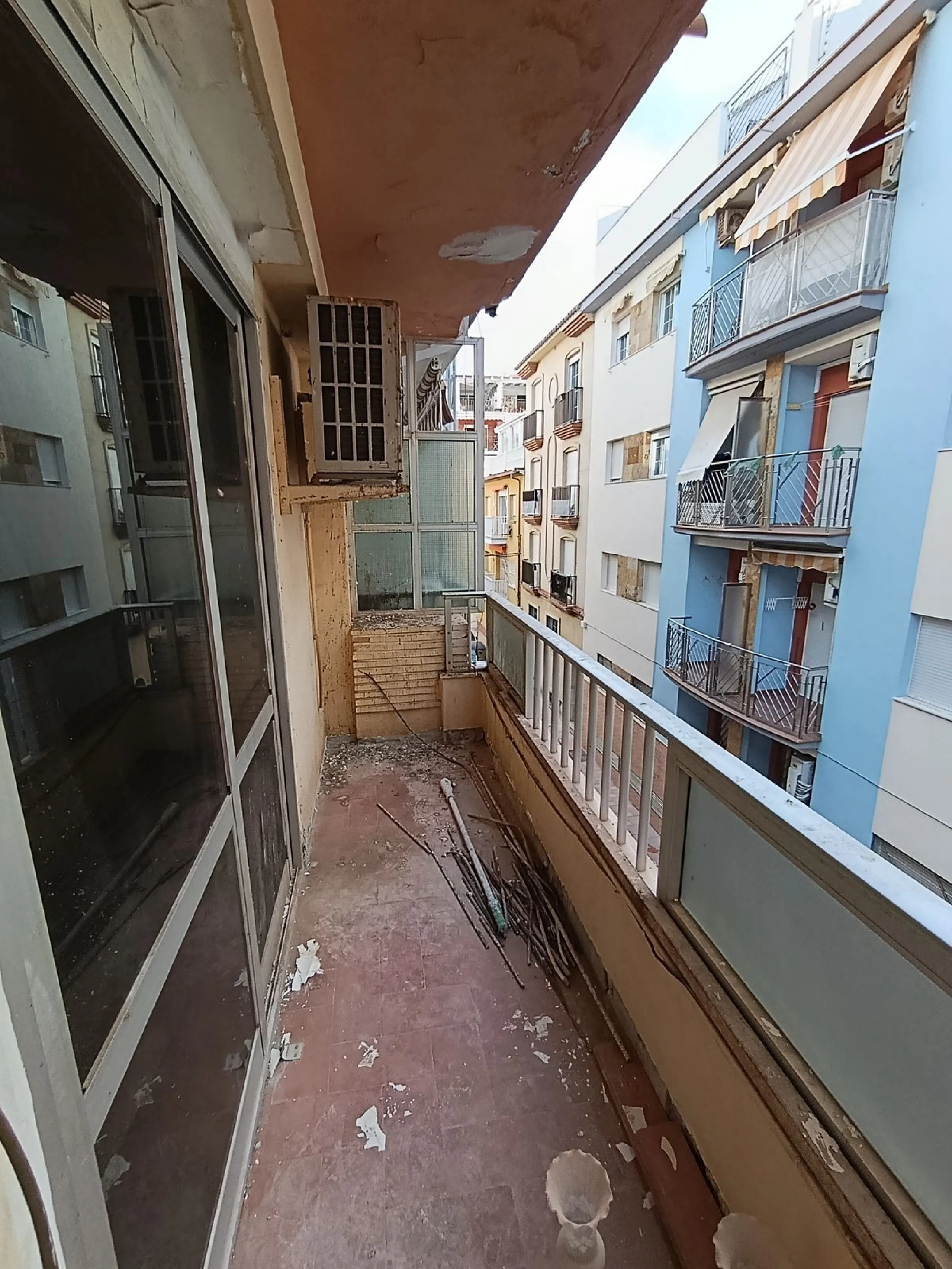 INVESTOR OPPORTUNITY: WHOLE BUILDING FOR REFURBISHMENT IN FUENGIROLA - 150M FROM THE SEA**