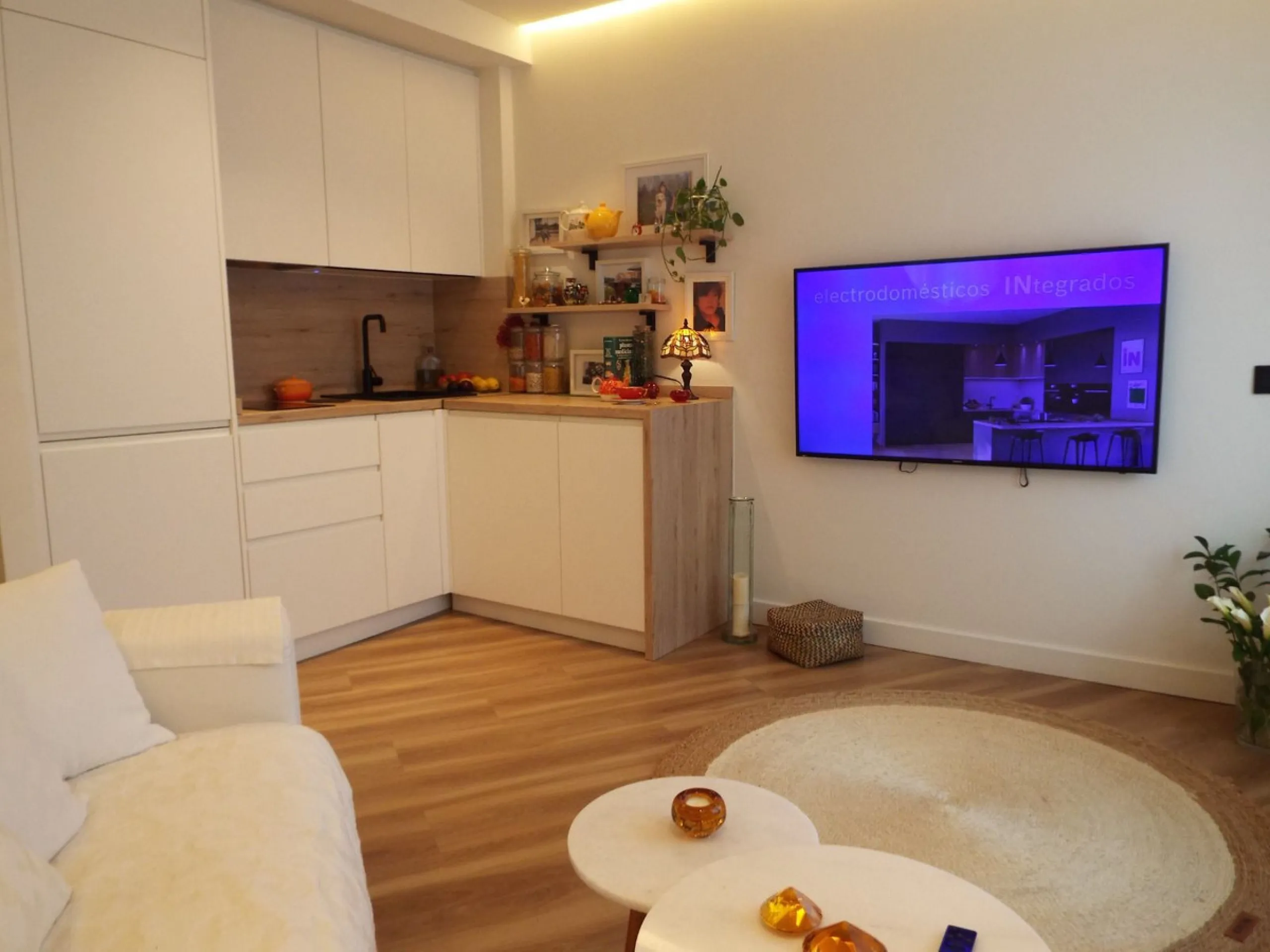 Beautiful and charming apartment for sale in the centre of Estepona, located just a few metres from the iconic La Rada beach, in one of the most sought-after and privileged areas of the town.