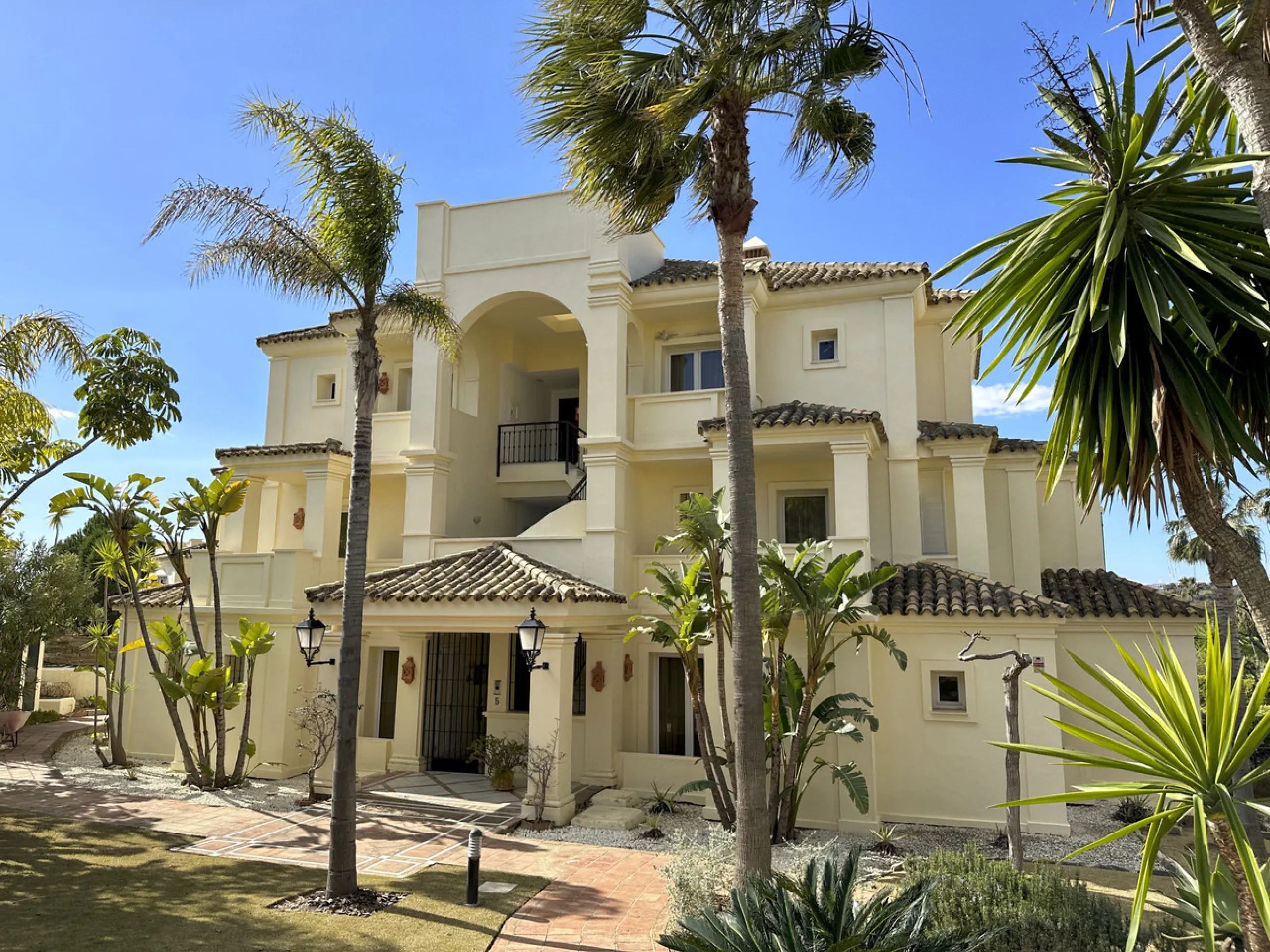 This luxurious apartment is located in the prestigious Majestic Gardens development in Casares, Málaga. Situated in a privileged area just 750 meters from the beach and facing southeast, it stands out as the best apartment in the complex. Its location is 