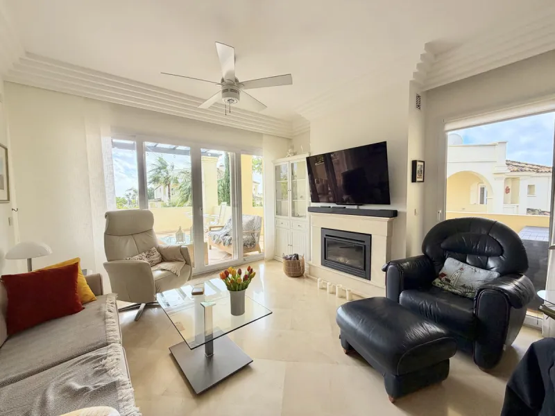 This luxurious apartment is located in the prestigious Majestic Gardens development in Casares, Málaga. Situated in a privileged area just 750 meters from the beach and facing southeast, it stands out as the best apartment in the complex. Its location is 