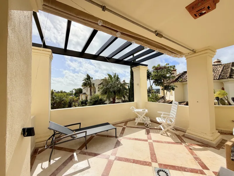 This luxurious apartment is located in the prestigious Majestic Gardens development in Casares, Málaga. Situated in a privileged area just 750 meters from the beach and facing southeast, it stands out as the best apartment in the complex. Its location is 
