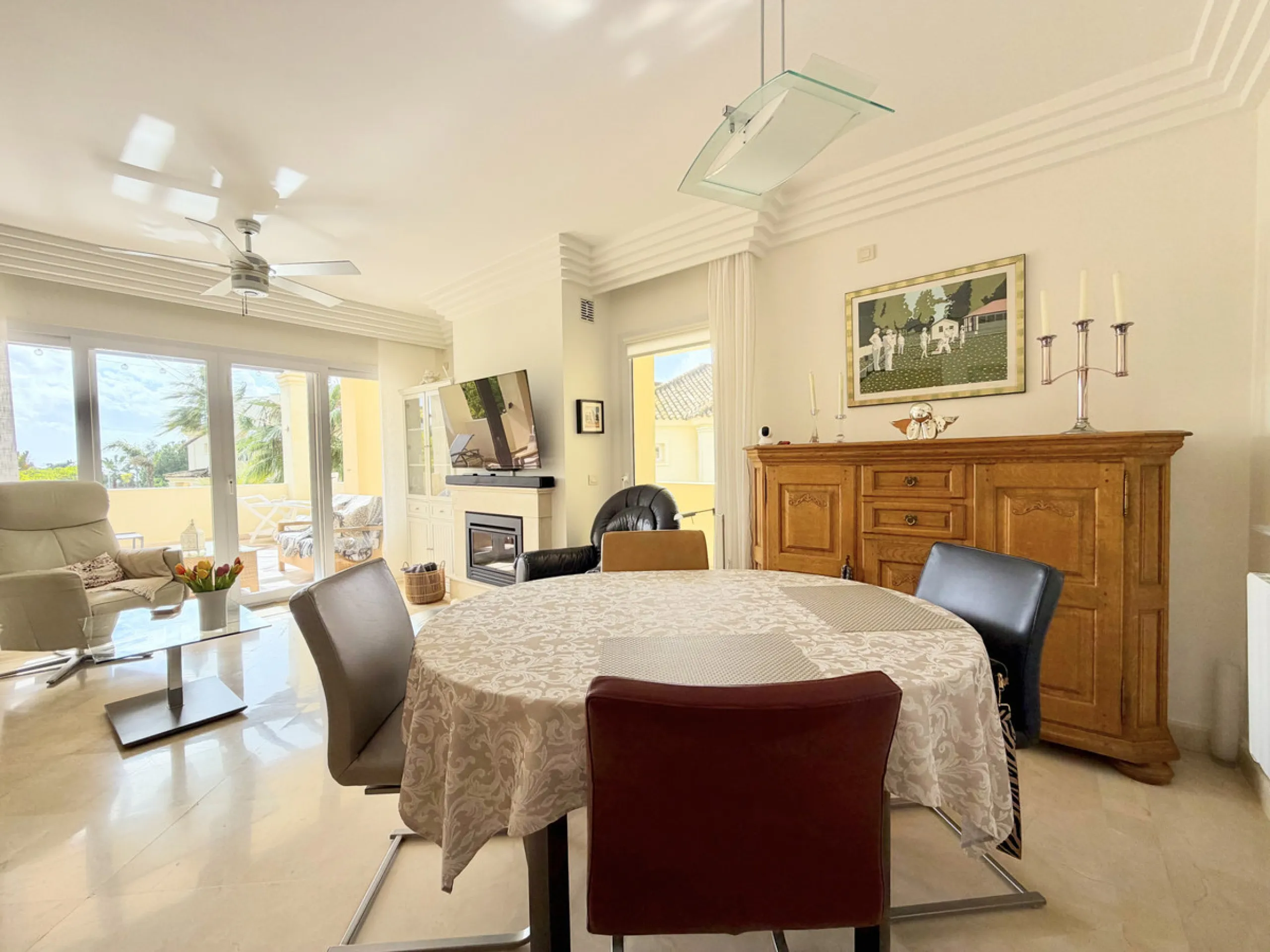 This luxurious apartment is located in the prestigious Majestic Gardens development in Casares, Málaga. Situated in a privileged area just 750 meters from the beach and facing southeast, it stands out as the best apartment in the complex. Its location is 