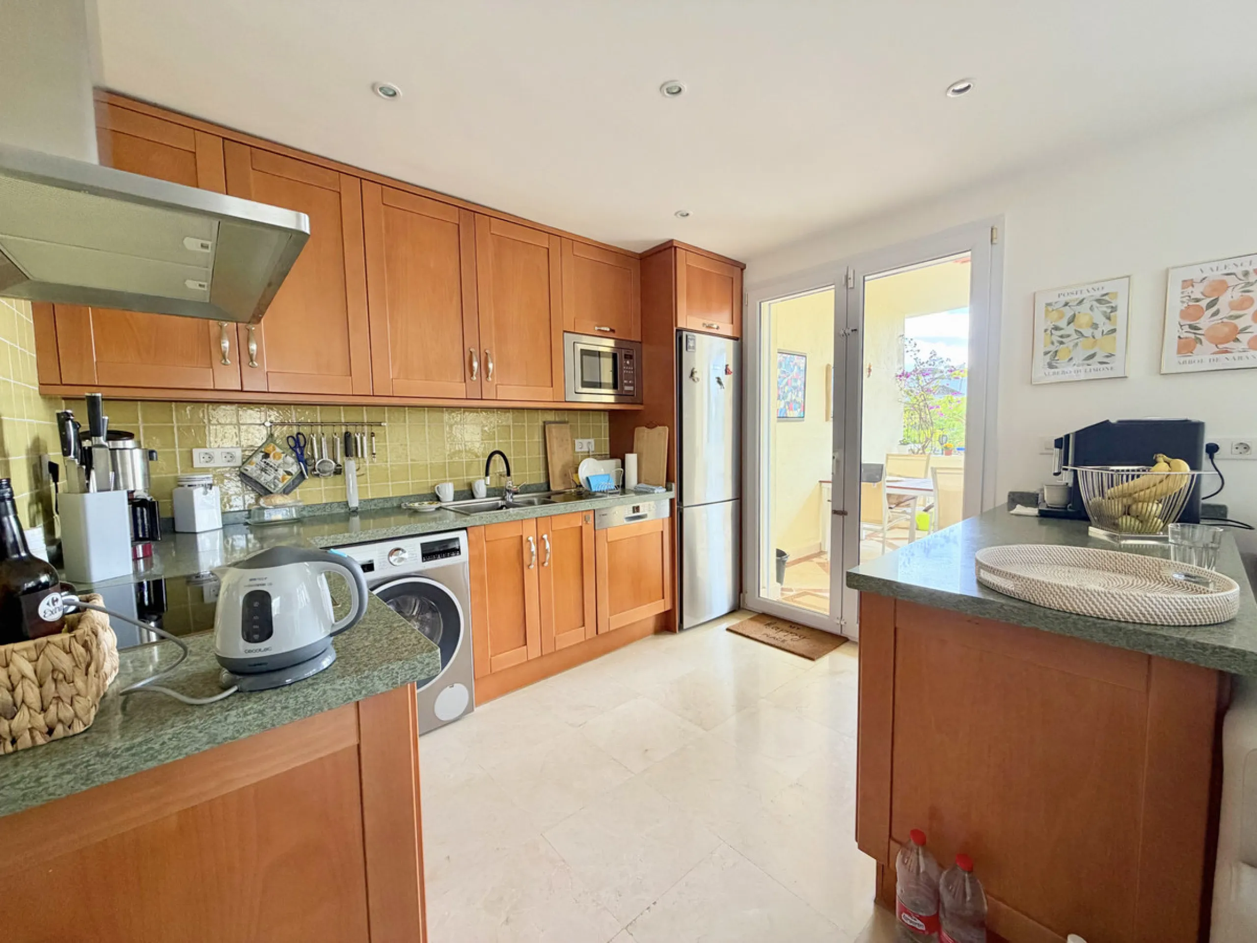 This luxurious apartment is located in the prestigious Majestic Gardens development in Casares, Málaga. Situated in a privileged area just 750 meters from the beach and facing southeast, it stands out as the best apartment in the complex. Its location is 