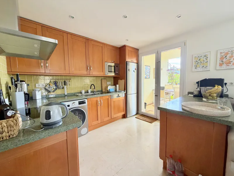 This luxurious apartment is located in the prestigious Majestic Gardens development in Casares, Málaga. Situated in a privileged area just 750 meters from the beach and facing southeast, it stands out as the best apartment in the complex. Its location is 