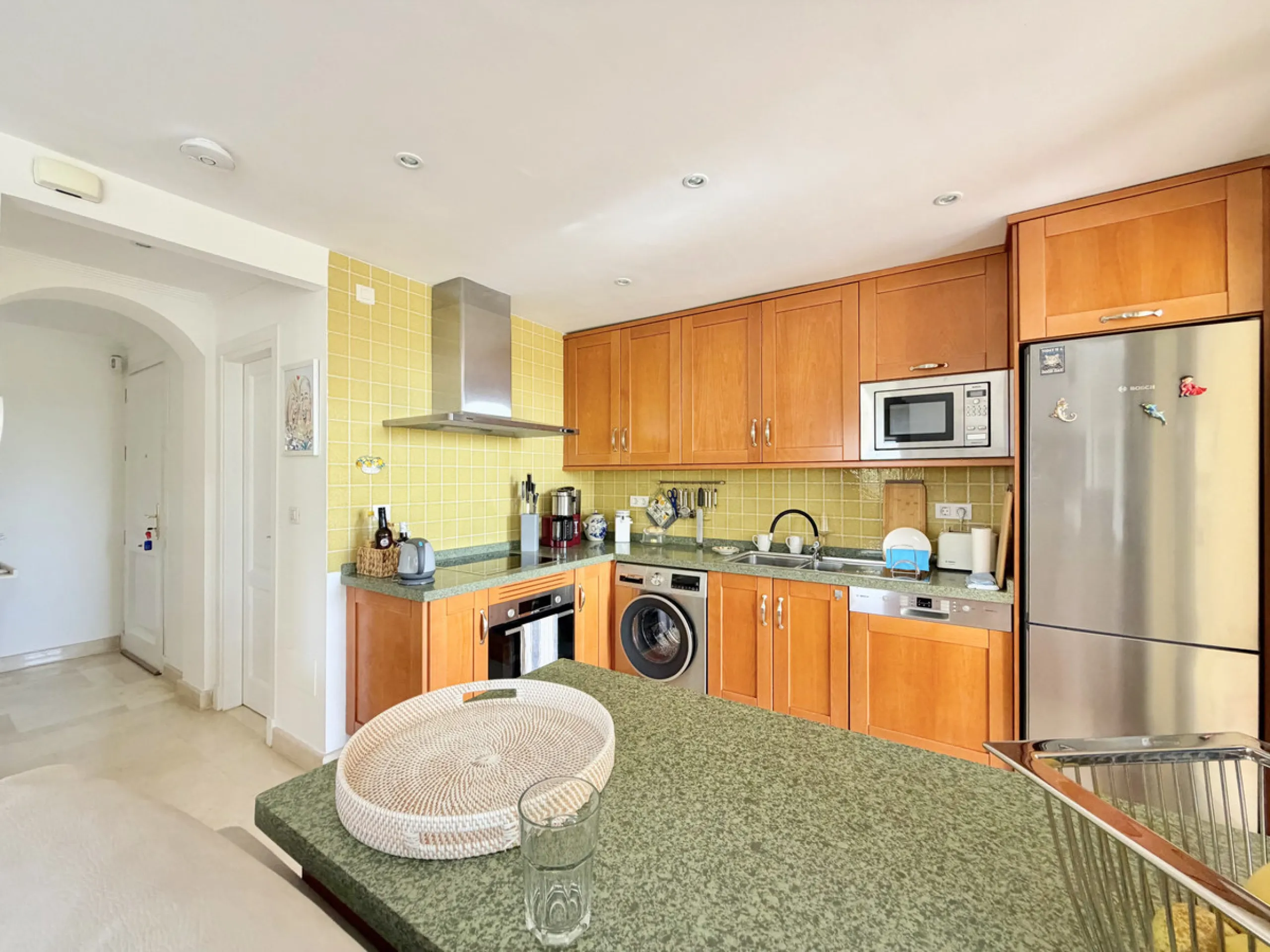 This luxurious apartment is located in the prestigious Majestic Gardens development in Casares, Málaga. Situated in a privileged area just 750 meters from the beach and facing southeast, it stands out as the best apartment in the complex. Its location is 