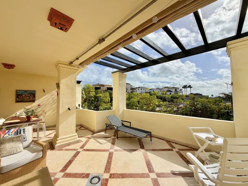 This luxurious apartment is located in the prestigious Majestic Gardens development in Casares, Málaga. Situated in a privileged area just 750 meters from the beach and facing southeast, it stands out as the best apartment in the complex. Its location is 