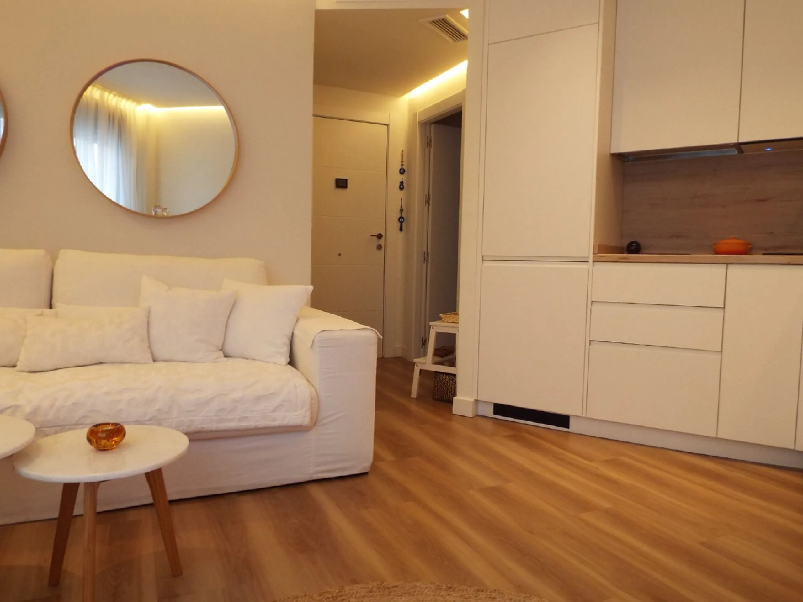 Beautiful and charming apartment for sale in the centre of Estepona, located just a few metres from the iconic La Rada beach, in one of the most sought-after and privileged areas of the town.