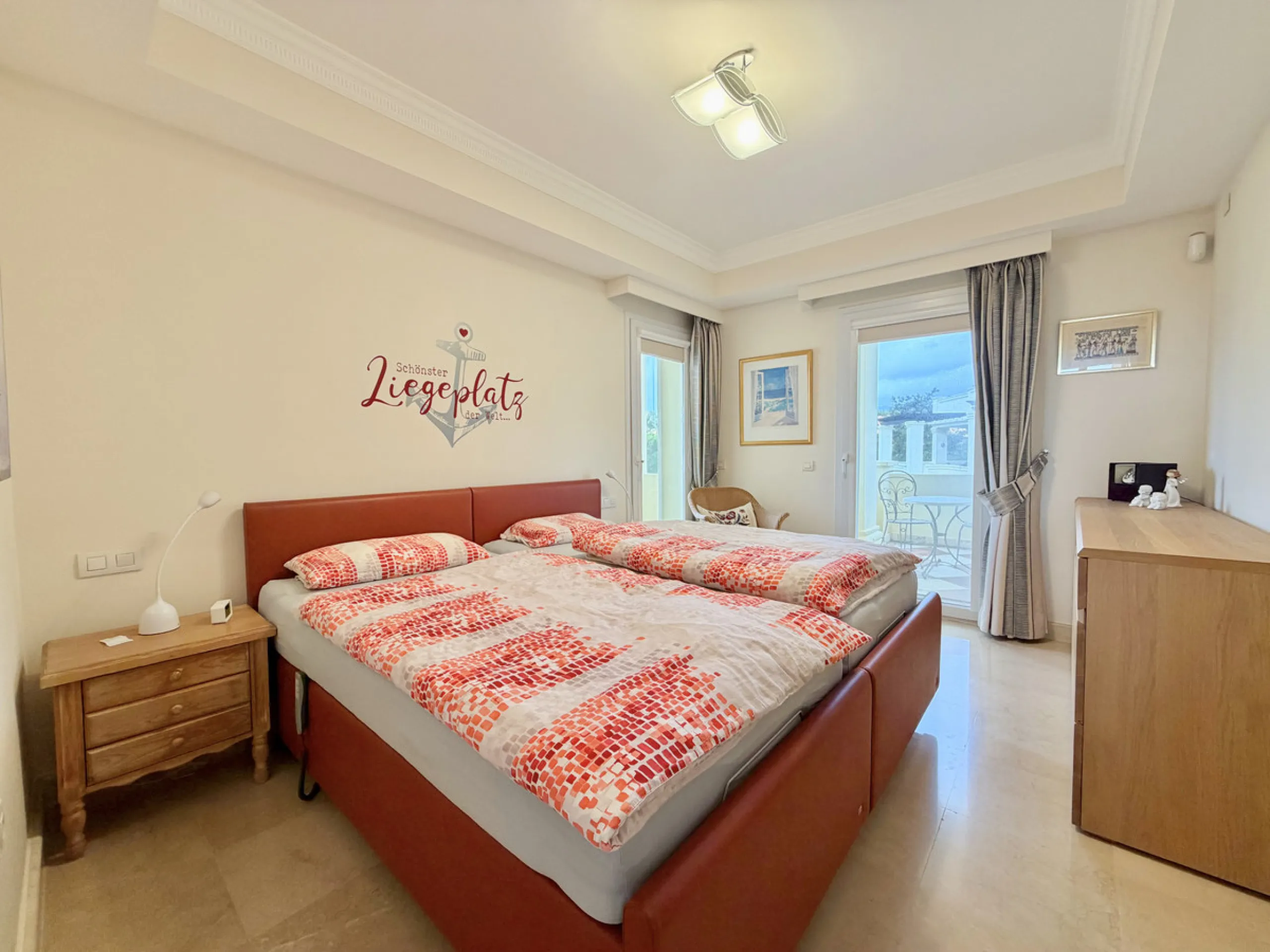This luxurious apartment is located in the prestigious Majestic Gardens development in Casares, Málaga. Situated in a privileged area just 750 meters from the beach and facing southeast, it stands out as the best apartment in the complex. Its location is 