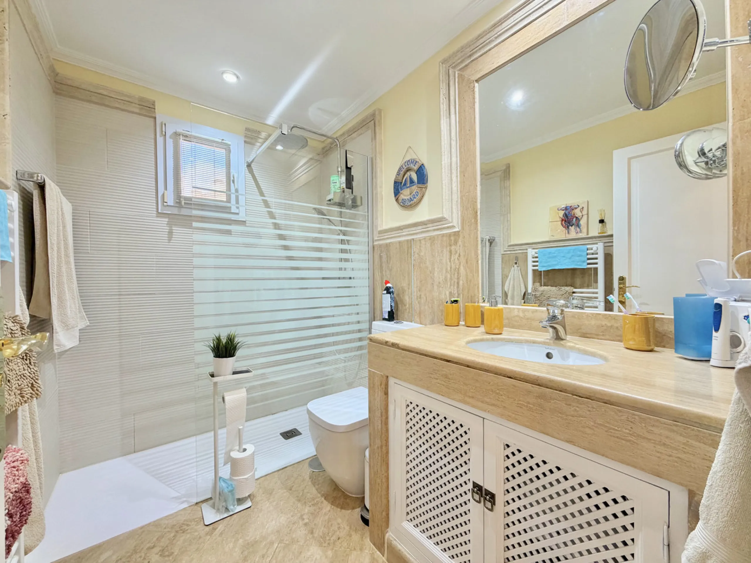 This luxurious apartment is located in the prestigious Majestic Gardens development in Casares, Málaga. Situated in a privileged area just 750 meters from the beach and facing southeast, it stands out as the best apartment in the complex. Its location is 