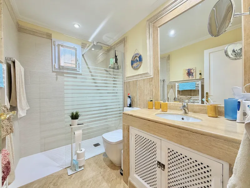 This luxurious apartment is located in the prestigious Majestic Gardens development in Casares, Málaga. Situated in a privileged area just 750 meters from the beach and facing southeast, it stands out as the best apartment in the complex. Its location is 