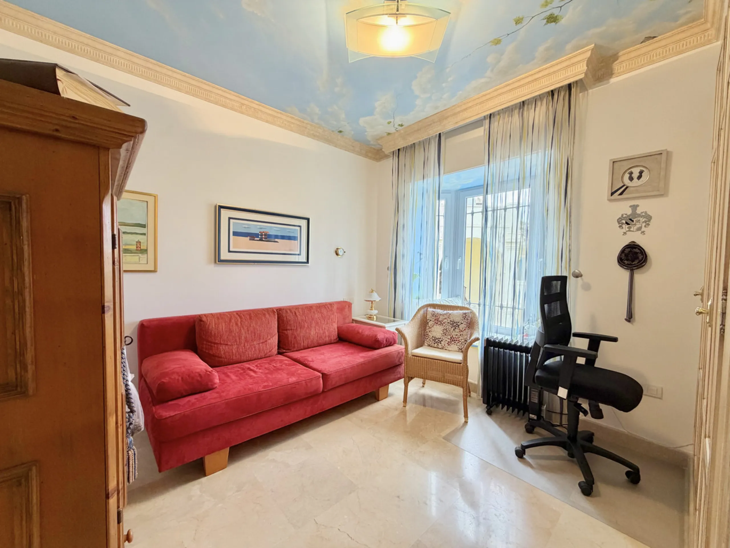 This luxurious apartment is located in the prestigious Majestic Gardens development in Casares, Málaga. Situated in a privileged area just 750 meters from the beach and facing southeast, it stands out as the best apartment in the complex. Its location is 