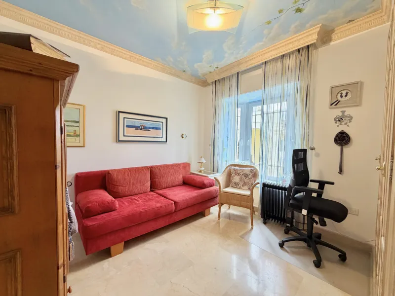 This luxurious apartment is located in the prestigious Majestic Gardens development in Casares, Málaga. Situated in a privileged area just 750 meters from the beach and facing southeast, it stands out as the best apartment in the complex. Its location is 