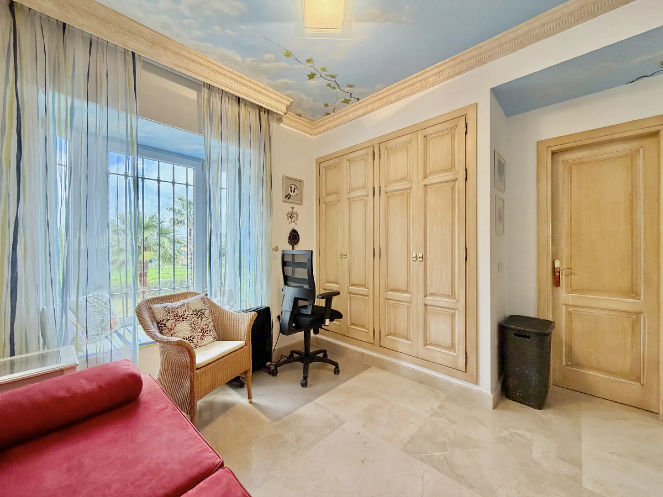 This luxurious apartment is located in the prestigious Majestic Gardens development in Casares, Málaga. Situated in a privileged area just 750 meters from the beach and facing southeast, it stands out as the best apartment in the complex. Its location is 