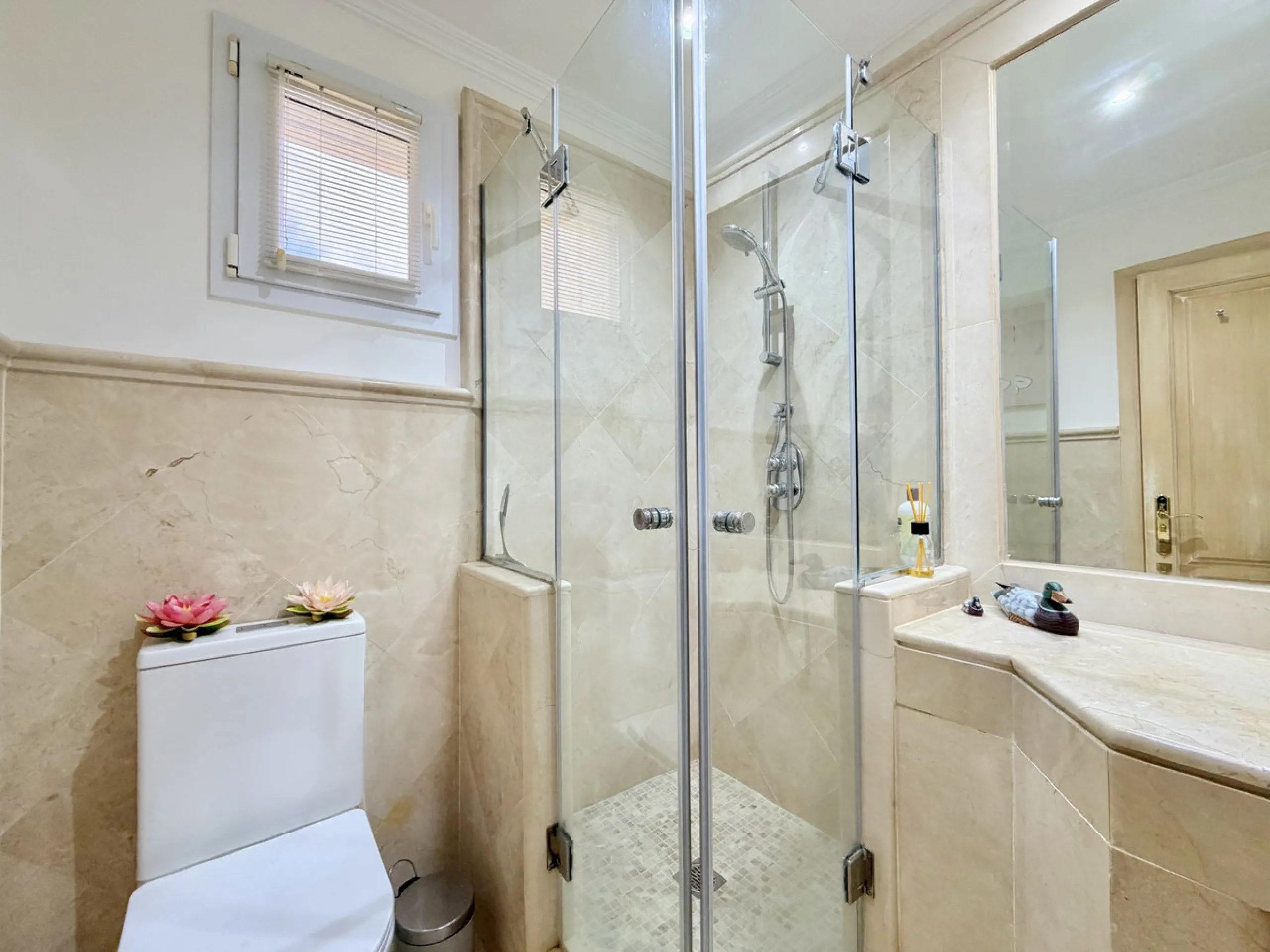 This luxurious apartment is located in the prestigious Majestic Gardens development in Casares, Málaga. Situated in a privileged area just 750 meters from the beach and facing southeast, it stands out as the best apartment in the complex. Its location is 
