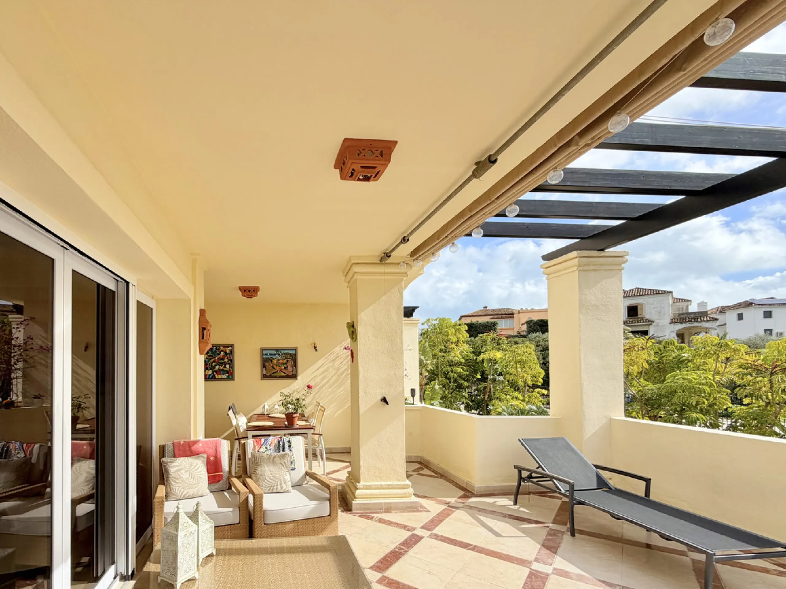 This luxurious apartment is located in the prestigious Majestic Gardens development in Casares, Málaga. Situated in a privileged area just 750 meters from the beach and facing southeast, it stands out as the best apartment in the complex. Its location is 