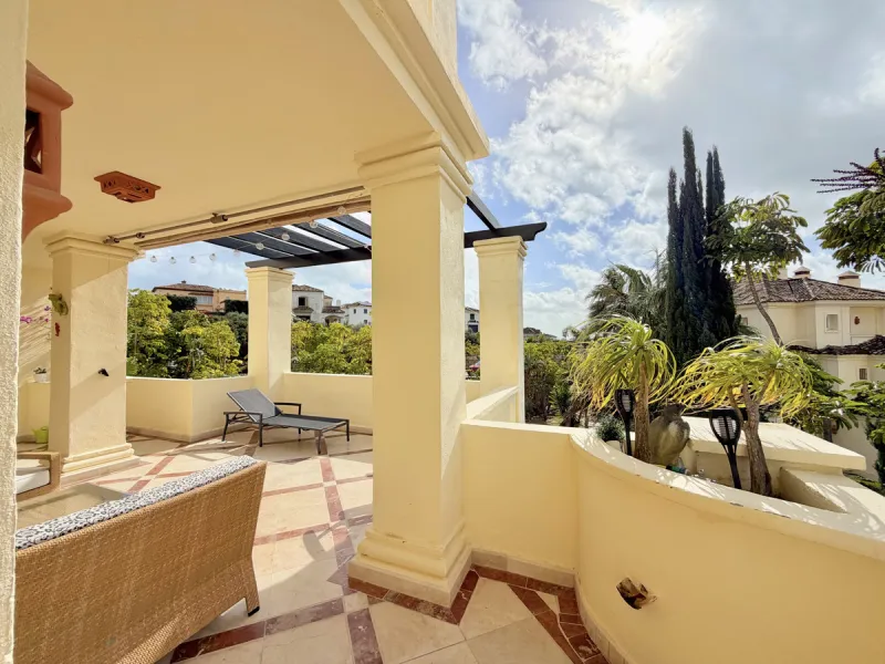 This luxurious apartment is located in the prestigious Majestic Gardens development in Casares, Málaga. Situated in a privileged area just 750 meters from the beach and facing southeast, it stands out as the best apartment in the complex. Its location is 