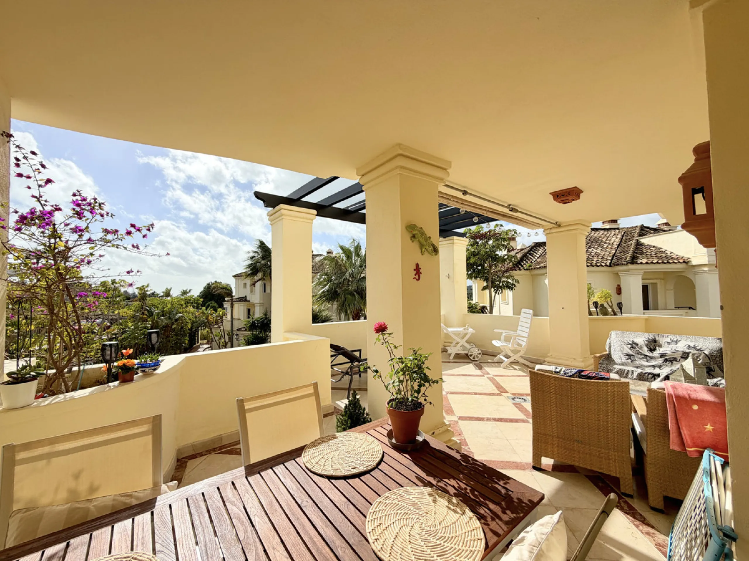 This luxurious apartment is located in the prestigious Majestic Gardens development in Casares, Málaga. Situated in a privileged area just 750 meters from the beach and facing southeast, it stands out as the best apartment in the complex. Its location is 