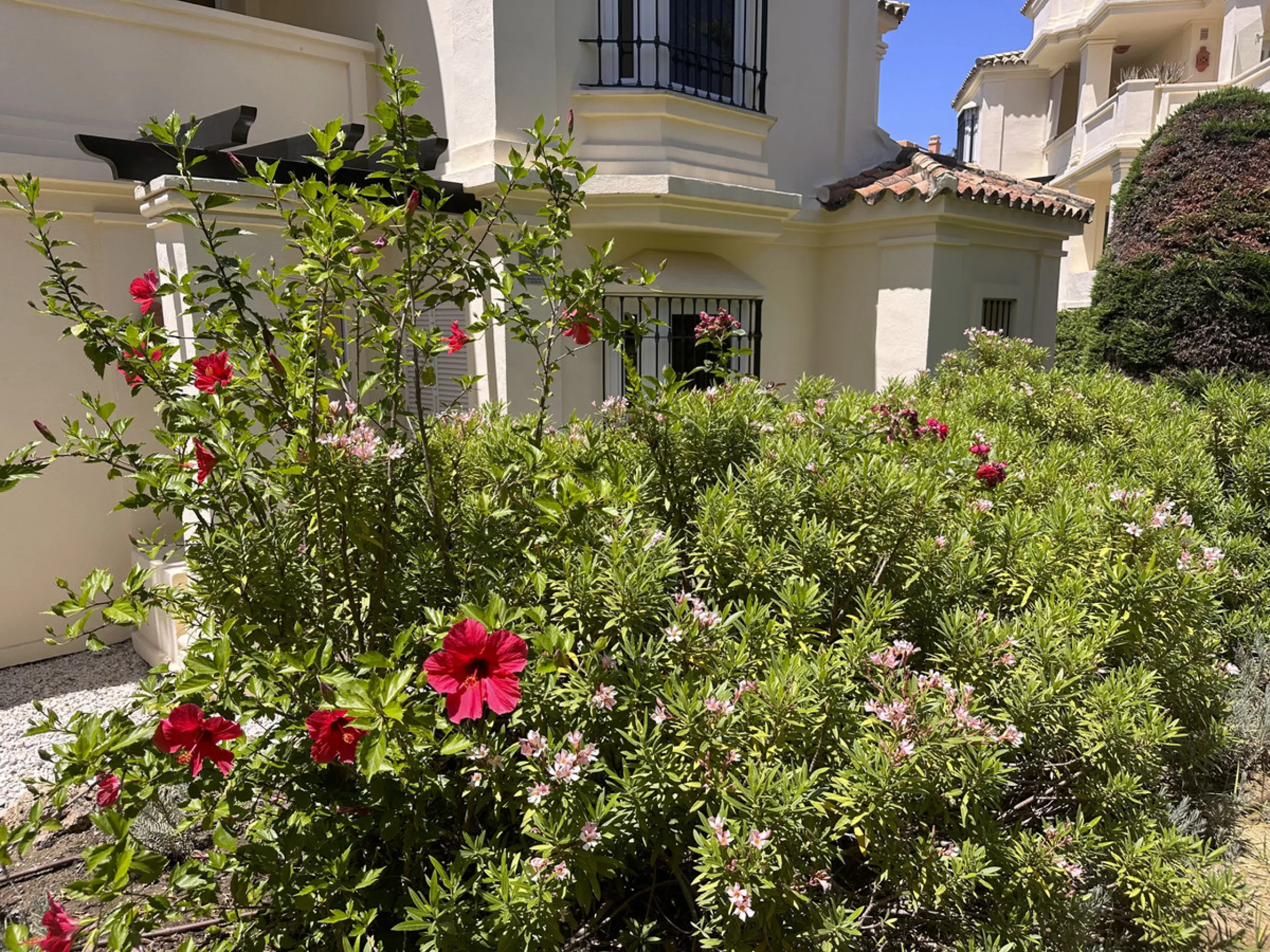 This luxurious apartment is located in the prestigious Majestic Gardens development in Casares, Málaga. Situated in a privileged area just 750 meters from the beach and facing southeast, it stands out as the best apartment in the complex. Its location is 