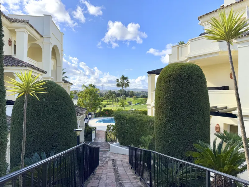 This luxurious apartment is located in the prestigious Majestic Gardens development in Casares, Málaga. Situated in a privileged area just 750 meters from the beach and facing southeast, it stands out as the best apartment in the complex. Its location is 