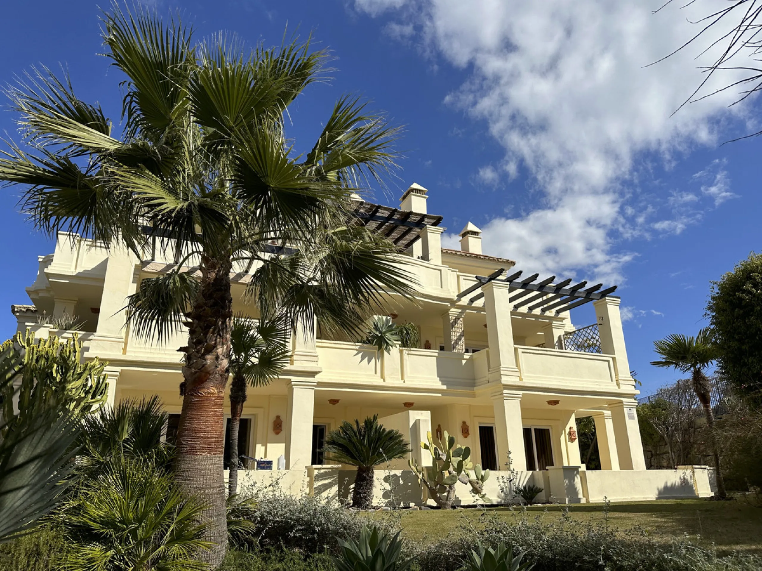 This luxurious apartment is located in the prestigious Majestic Gardens development in Casares, Málaga. Situated in a privileged area just 750 meters from the beach and facing southeast, it stands out as the best apartment in the complex. Its location is 