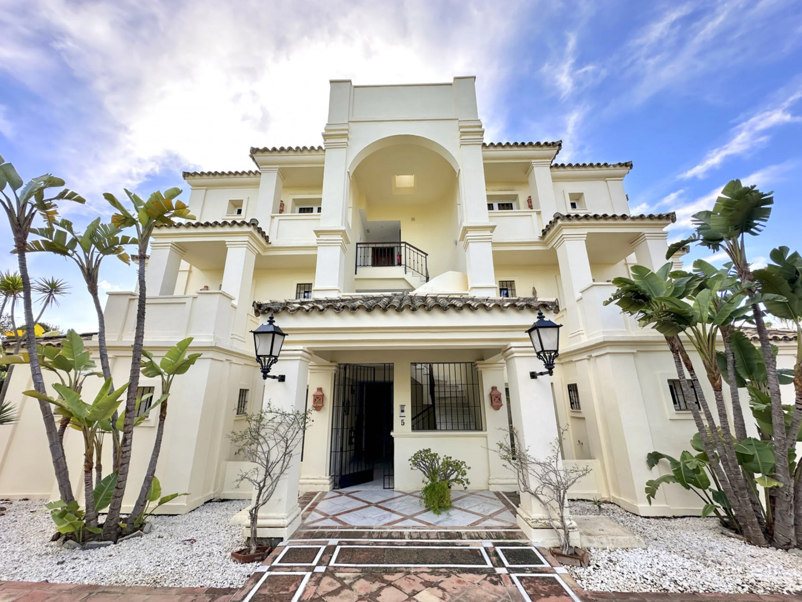 This luxurious apartment is located in the prestigious Majestic Gardens development in Casares, Málaga. Situated in a privileged area just 750 meters from the beach and facing southeast, it stands out as the best apartment in the complex. Its location is 