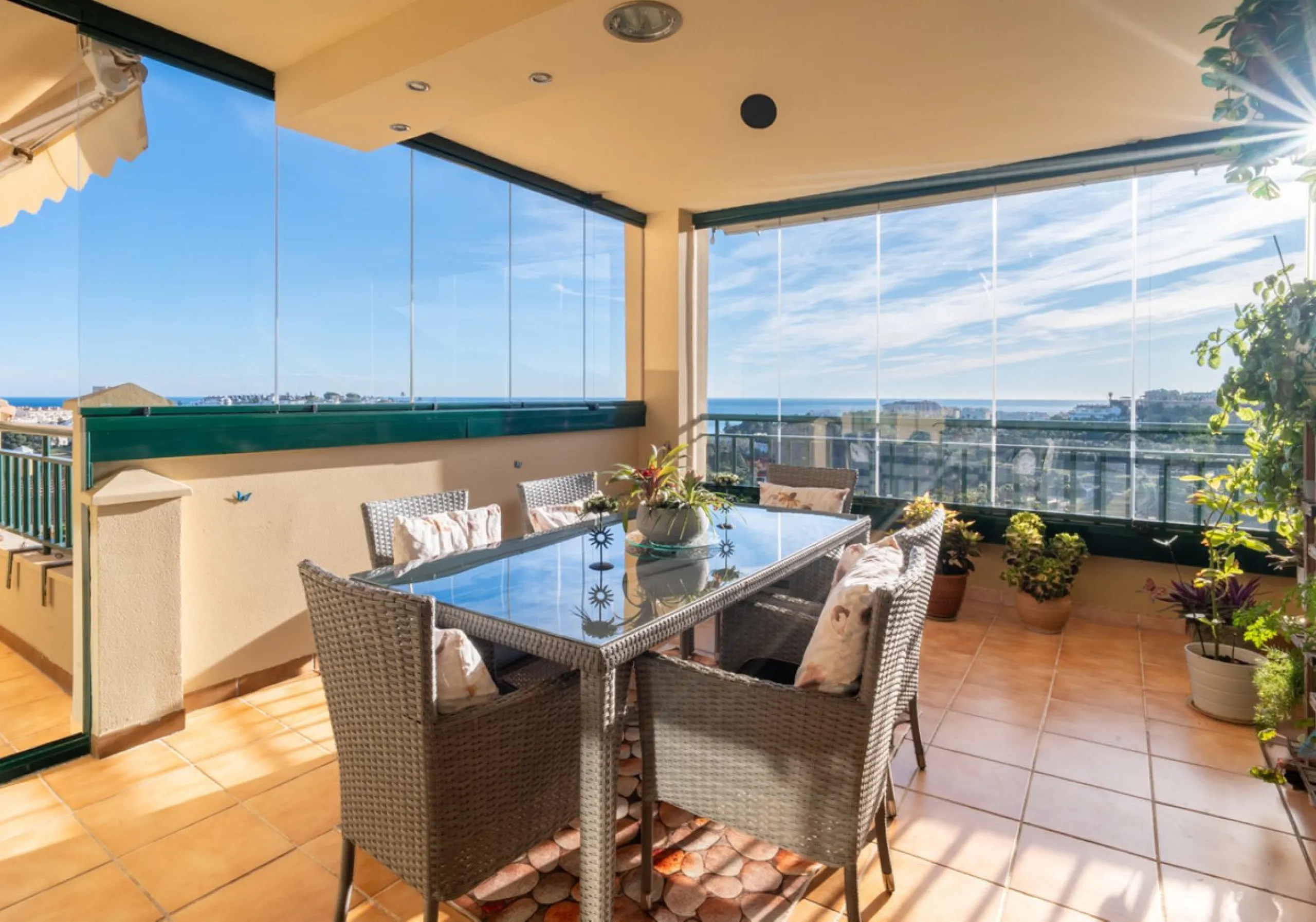 Apartment located in a well-established residential development next to Torrequebrada Golf, offering a comfortable and well-planned layout. The property features bright, generously sized living spaces, with the main living area opening directly onto an en