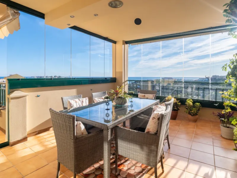 Apartment located in a well-established residential development next to Torrequebrada Golf, offering a comfortable and well-planned layout. The property features bright, generously sized living spaces, with the main living area opening directly onto an en