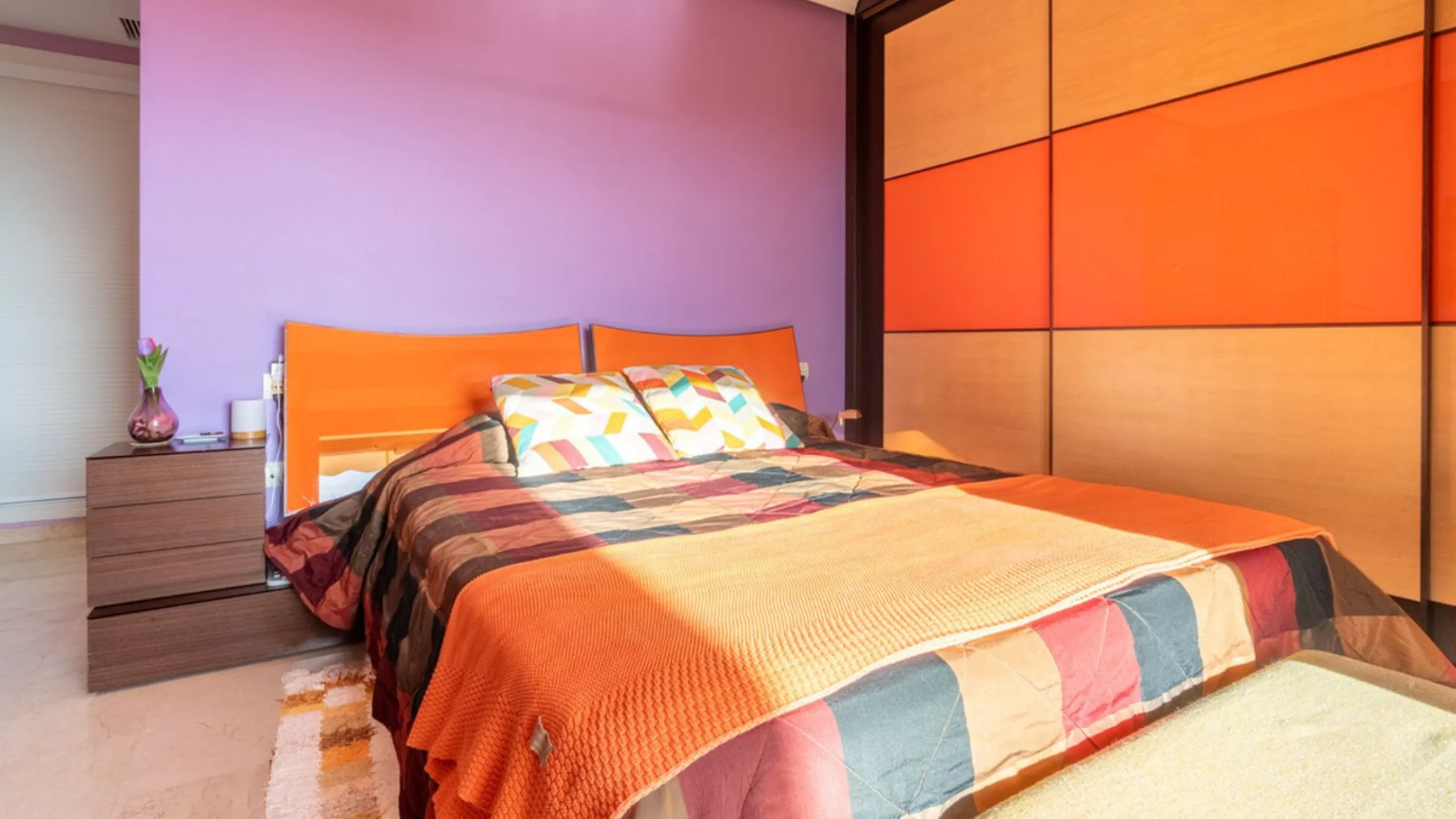 Apartment located in a well-established residential development next to Torrequebrada Golf, offering a comfortable and well-planned layout. The property features bright, generously sized living spaces, with the main living area opening directly onto an en