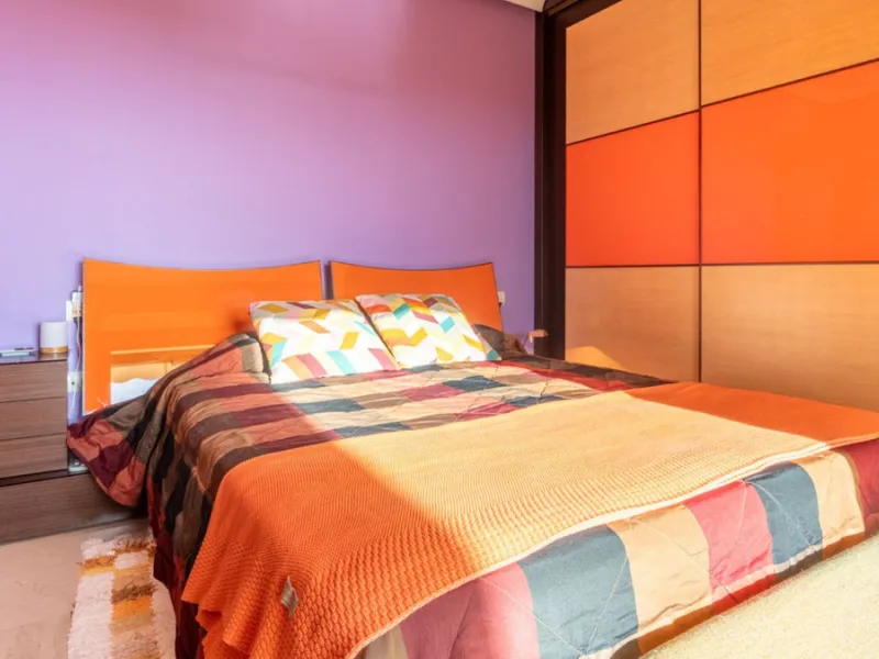 Apartment located in a well-established residential development next to Torrequebrada Golf, offering a comfortable and well-planned layout. The property features bright, generously sized living spaces, with the main living area opening directly onto an en
