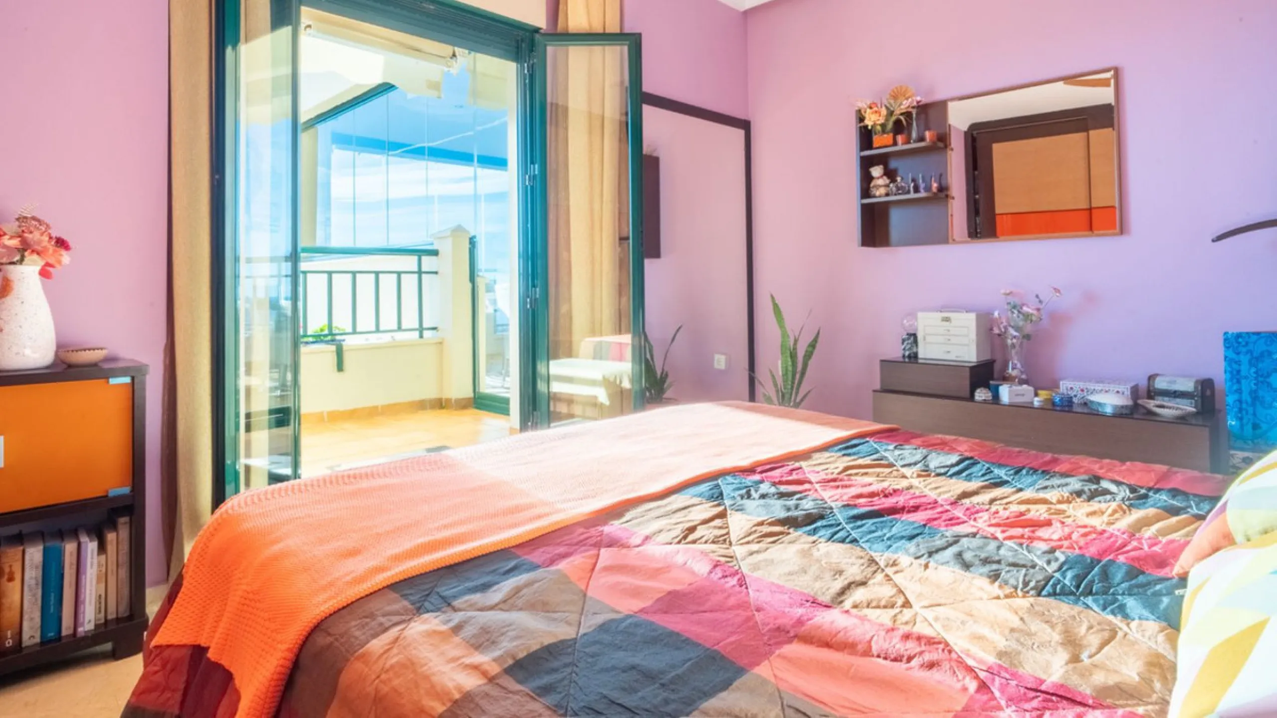 Apartment located in a well-established residential development next to Torrequebrada Golf, offering a comfortable and well-planned layout. The property features bright, generously sized living spaces, with the main living area opening directly onto an en