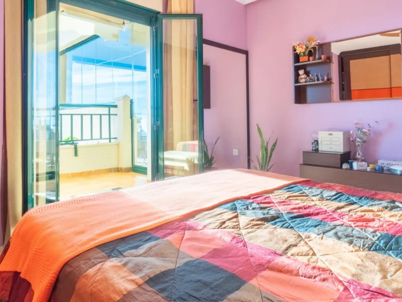 Apartment located in a well-established residential development next to Torrequebrada Golf, offering a comfortable and well-planned layout. The property features bright, generously sized living spaces, with the main living area opening directly onto an en
