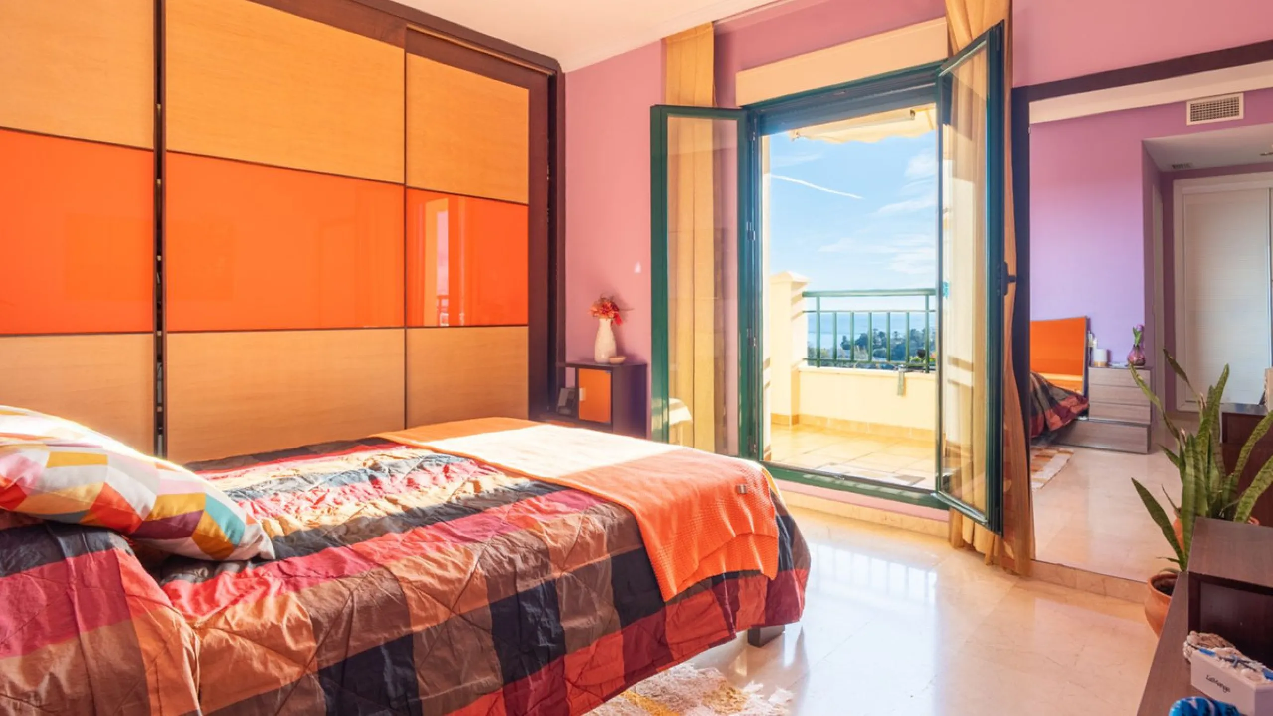 Apartment located in a well-established residential development next to Torrequebrada Golf, offering a comfortable and well-planned layout. The property features bright, generously sized living spaces, with the main living area opening directly onto an en