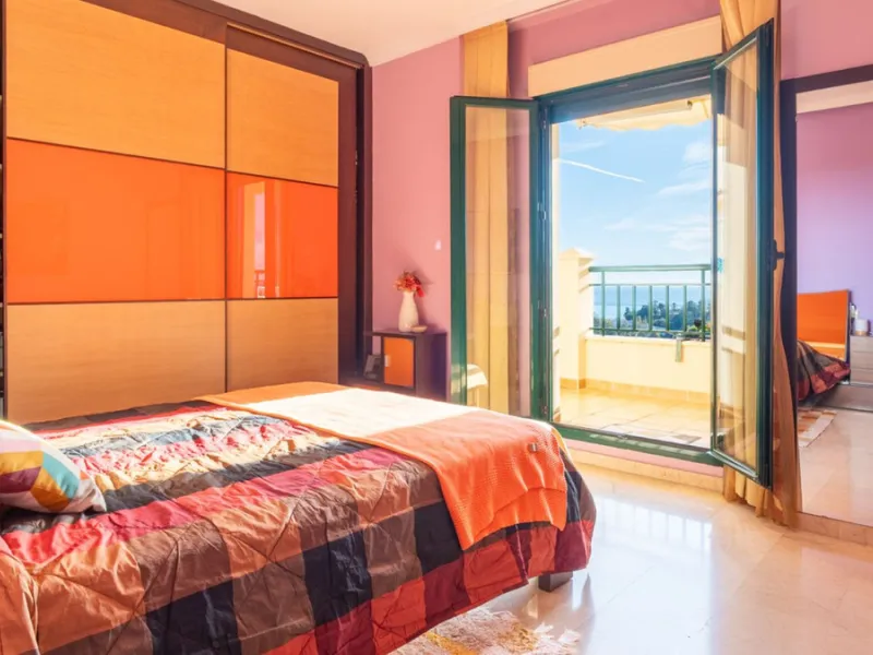 Apartment located in a well-established residential development next to Torrequebrada Golf, offering a comfortable and well-planned layout. The property features bright, generously sized living spaces, with the main living area opening directly onto an en