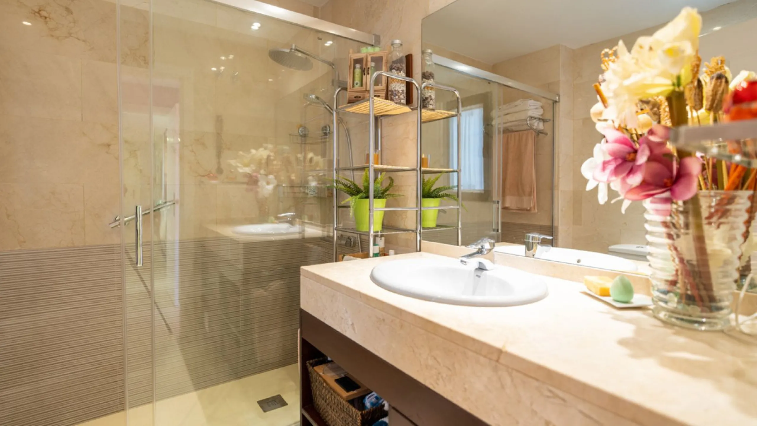 Apartment located in a well-established residential development next to Torrequebrada Golf, offering a comfortable and well-planned layout. The property features bright, generously sized living spaces, with the main living area opening directly onto an en