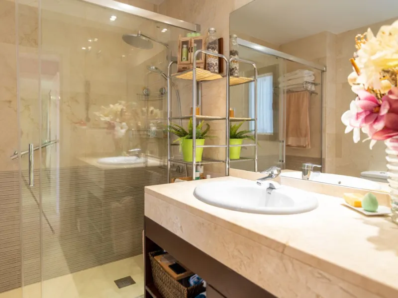 Apartment located in a well-established residential development next to Torrequebrada Golf, offering a comfortable and well-planned layout. The property features bright, generously sized living spaces, with the main living area opening directly onto an en