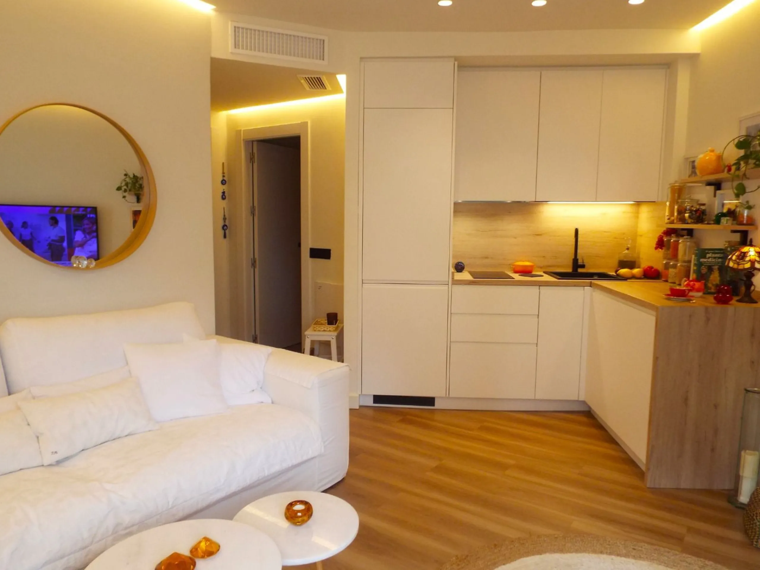 Beautiful and charming apartment for sale in the centre of Estepona, located just a few metres from the iconic La Rada beach, in one of the most sought-after and privileged areas of the town.