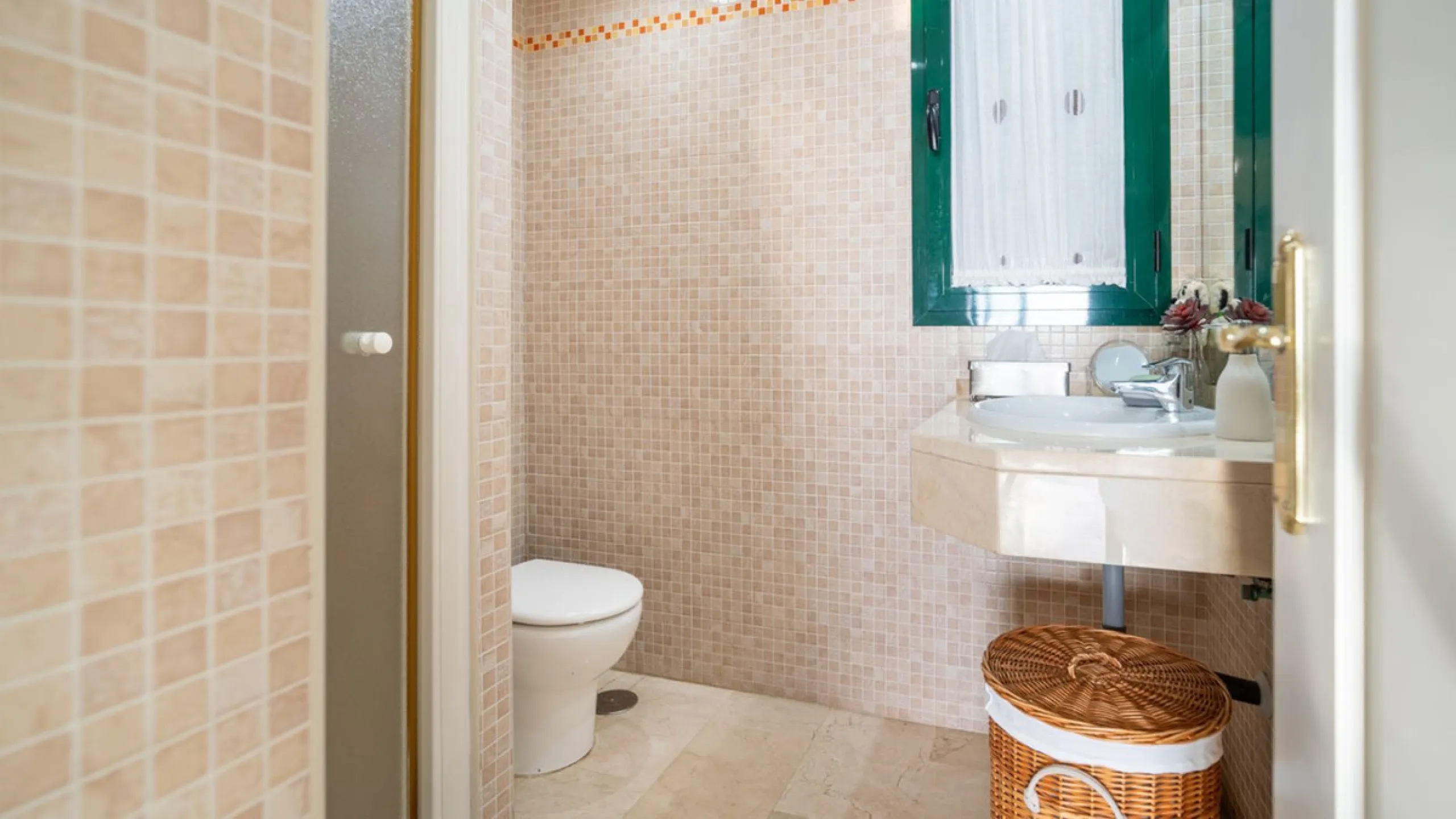 Apartment located in a well-established residential development next to Torrequebrada Golf, offering a comfortable and well-planned layout. The property features bright, generously sized living spaces, with the main living area opening directly onto an en