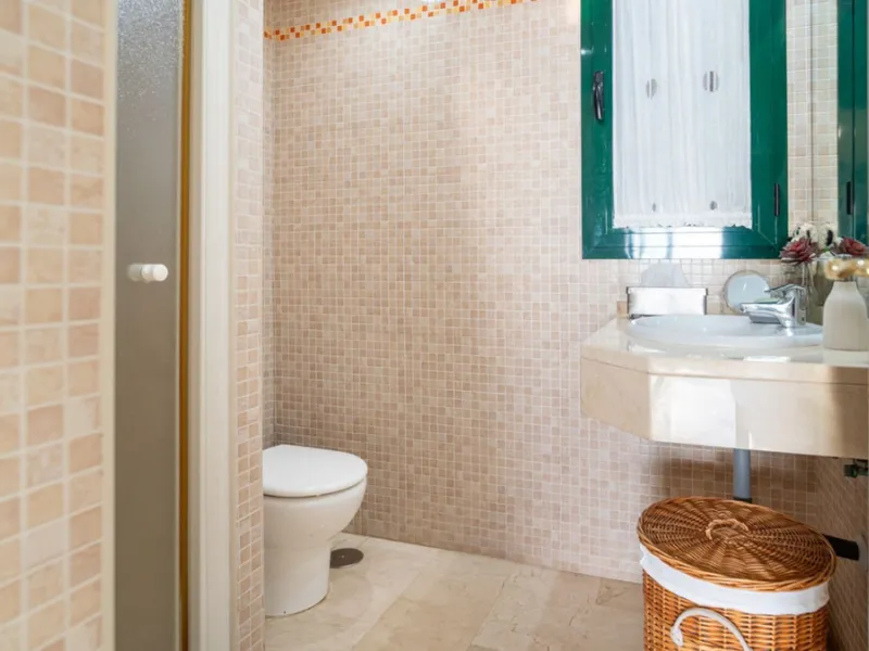 Apartment located in a well-established residential development next to Torrequebrada Golf, offering a comfortable and well-planned layout. The property features bright, generously sized living spaces, with the main living area opening directly onto an en