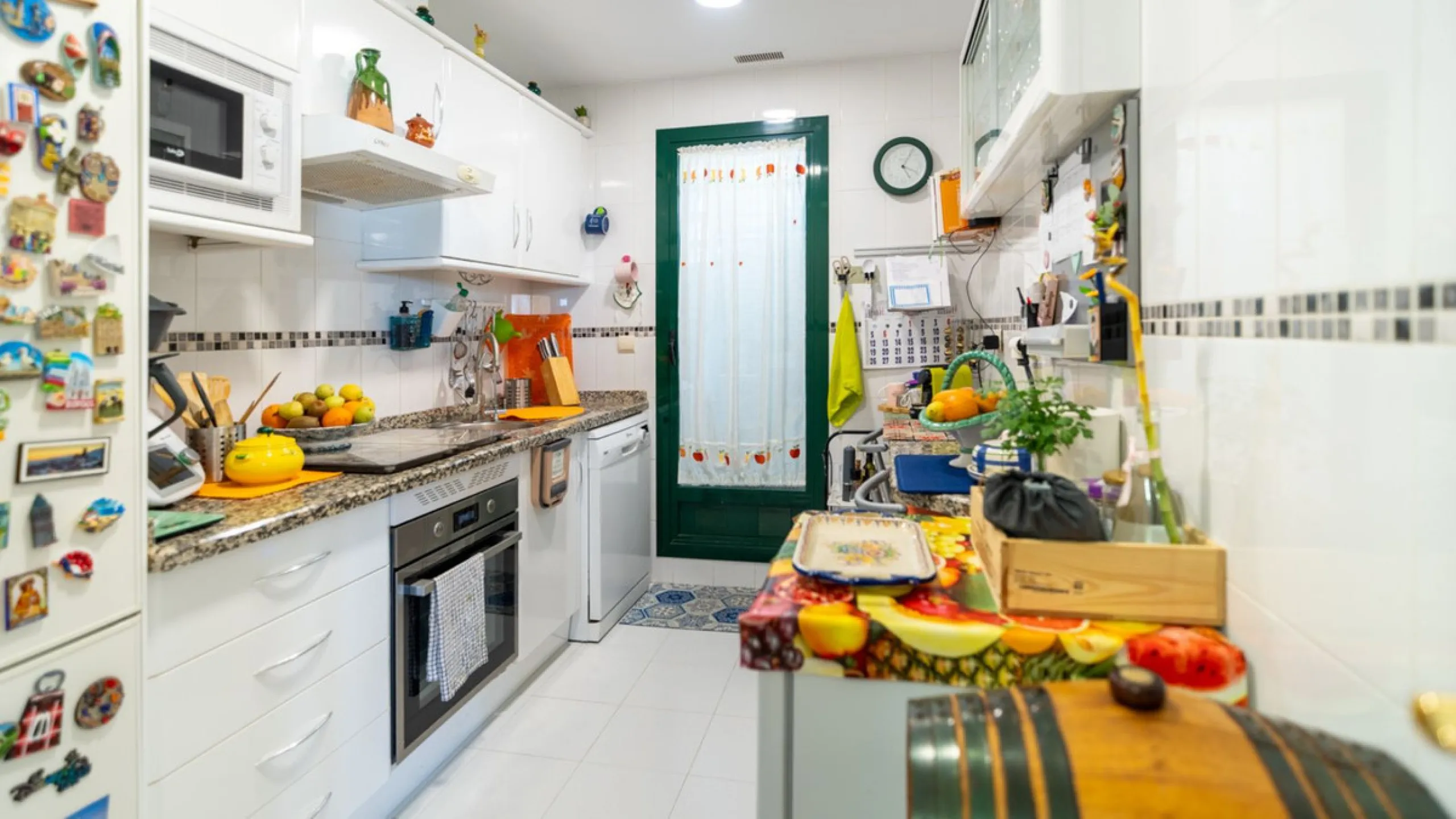 Apartment located in a well-established residential development next to Torrequebrada Golf, offering a comfortable and well-planned layout. The property features bright, generously sized living spaces, with the main living area opening directly onto an en