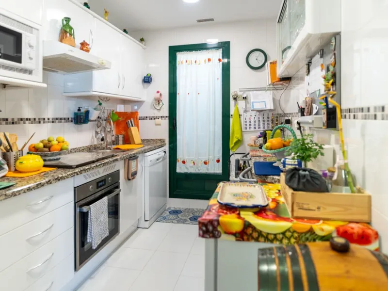 Apartment located in a well-established residential development next to Torrequebrada Golf, offering a comfortable and well-planned layout. The property features bright, generously sized living spaces, with the main living area opening directly onto an en