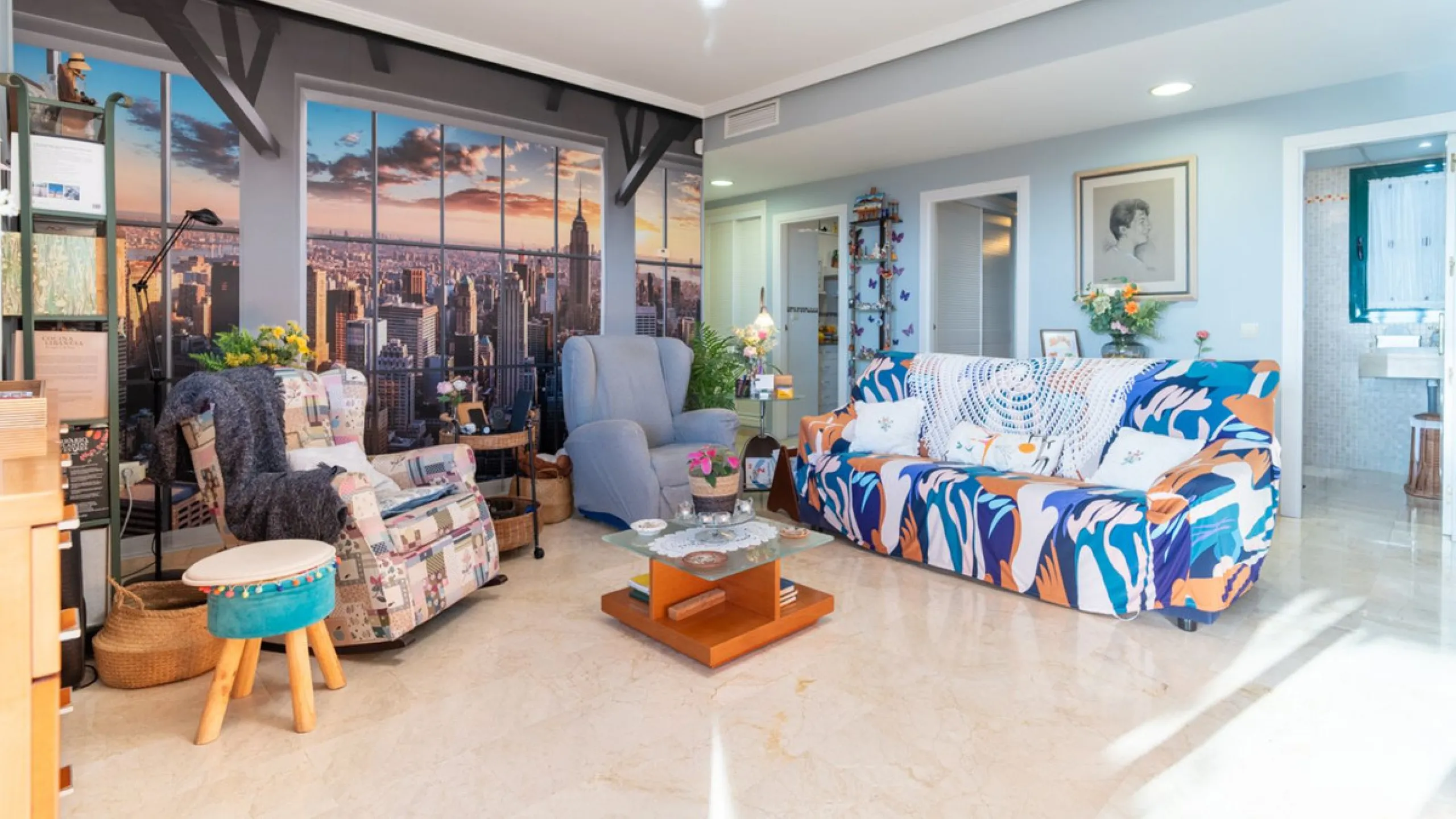 Apartment located in a well-established residential development next to Torrequebrada Golf, offering a comfortable and well-planned layout. The property features bright, generously sized living spaces, with the main living area opening directly onto an en
