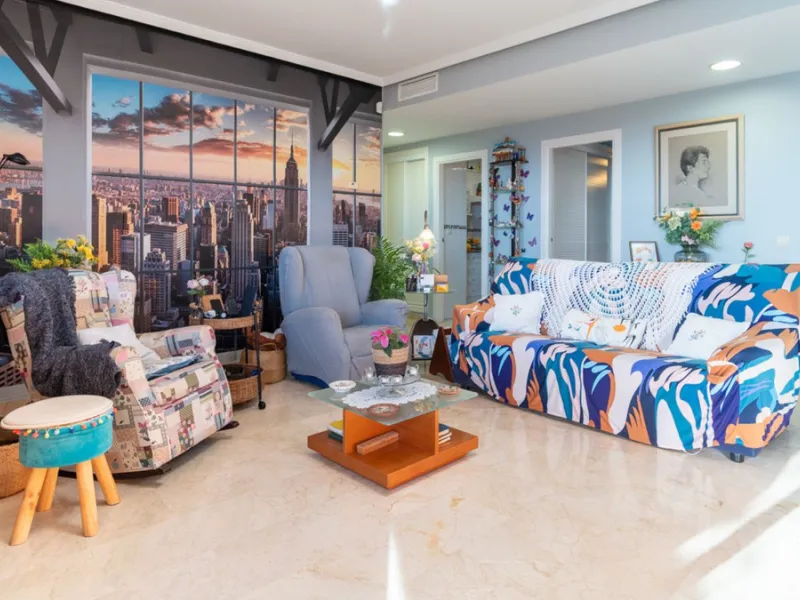 Apartment located in a well-established residential development next to Torrequebrada Golf, offering a comfortable and well-planned layout. The property features bright, generously sized living spaces, with the main living area opening directly onto an en