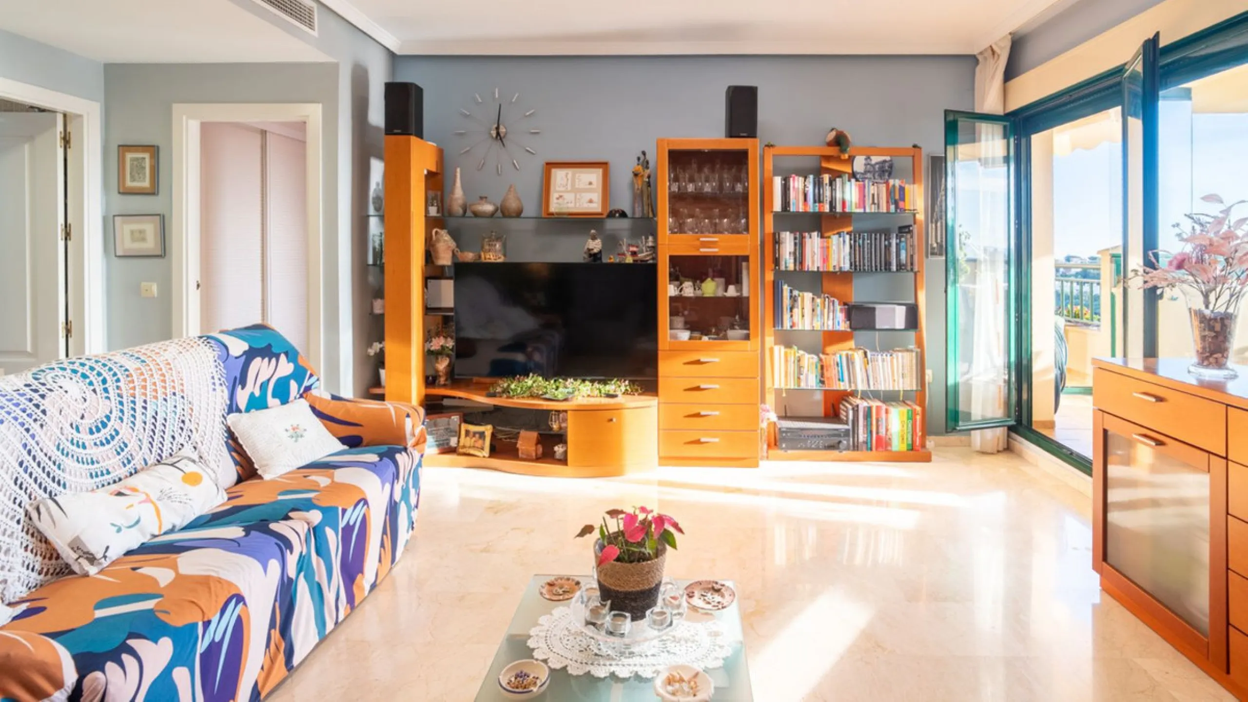 Apartment located in a well-established residential development next to Torrequebrada Golf, offering a comfortable and well-planned layout. The property features bright, generously sized living spaces, with the main living area opening directly onto an en