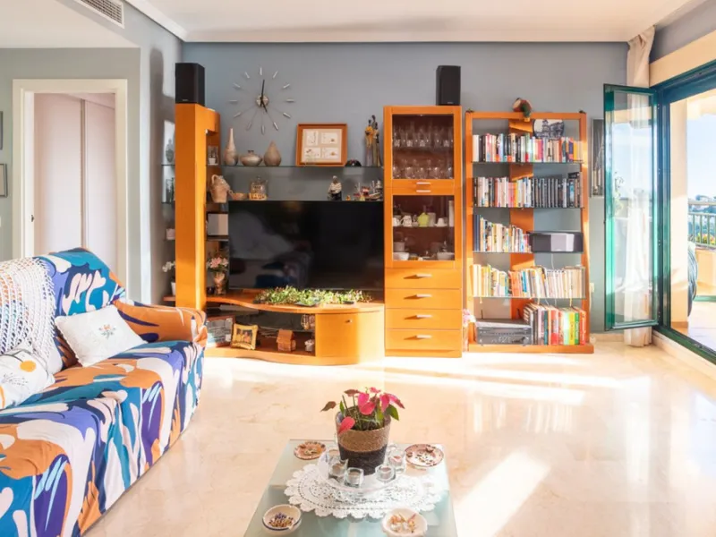 Apartment located in a well-established residential development next to Torrequebrada Golf, offering a comfortable and well-planned layout. The property features bright, generously sized living spaces, with the main living area opening directly onto an en